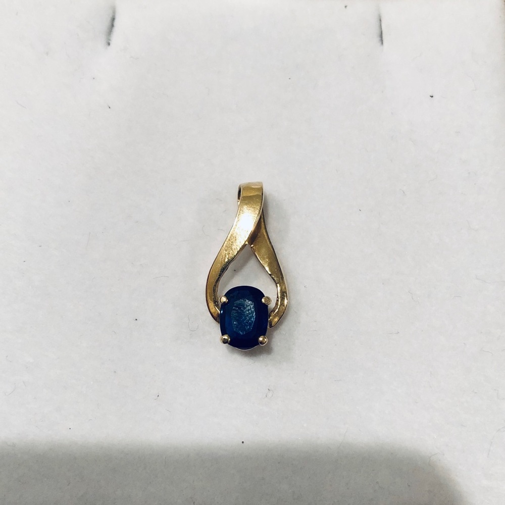 Gold with sapphire gem pendant